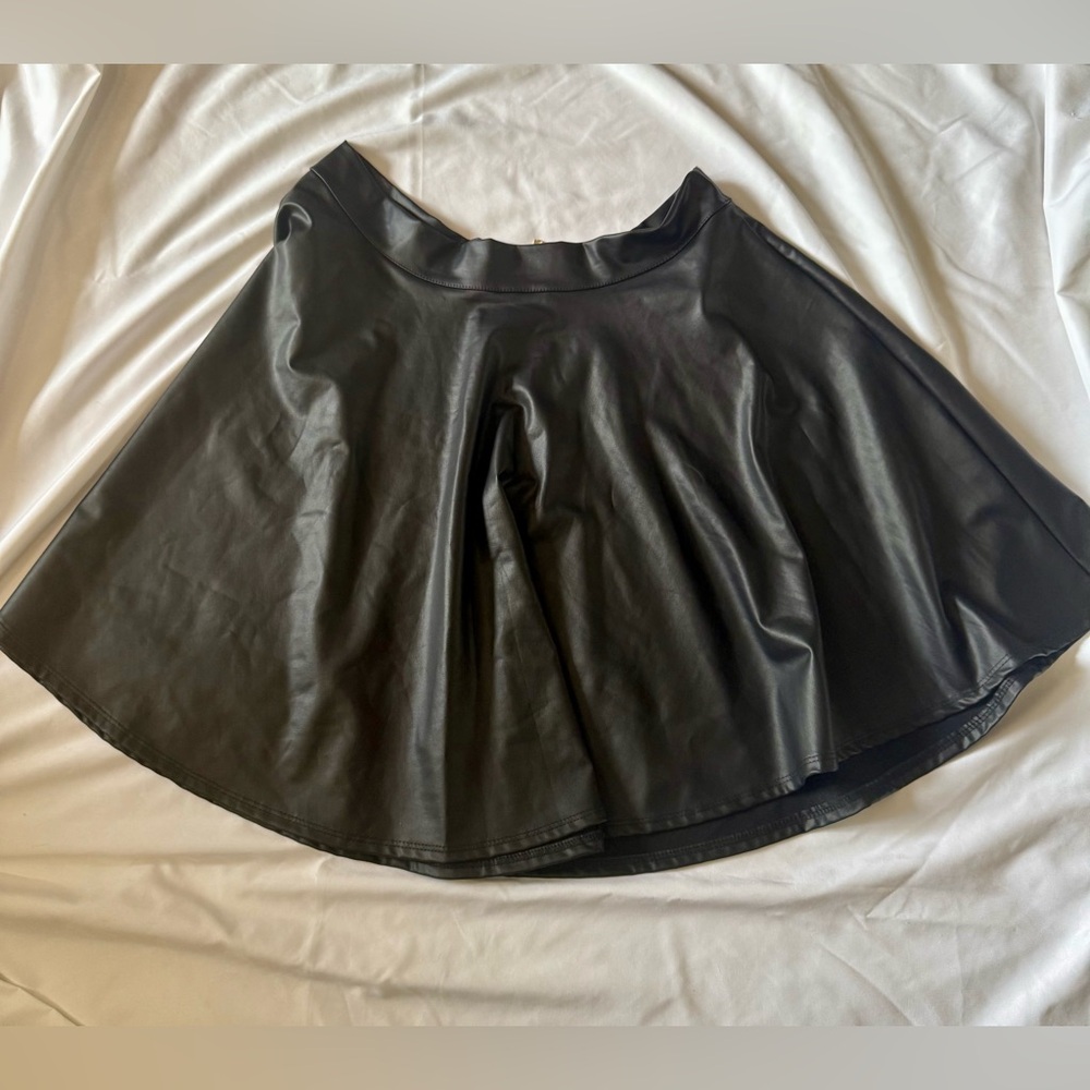 Stretchy Faux leather boutique-style skirt
Size 2XL